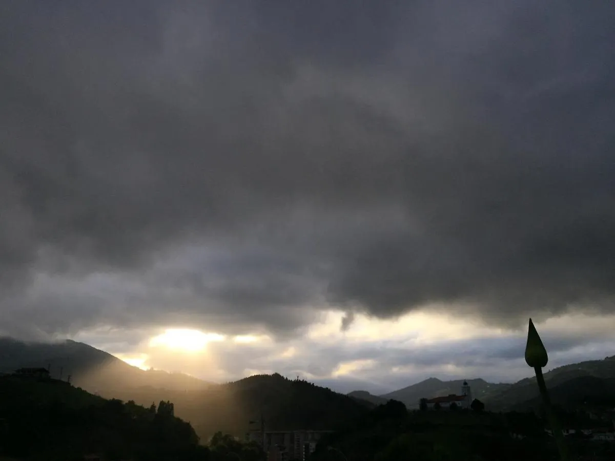 Abaraxka Hostel: Green Urola Trail to Beach and Mountain Nature Azcoitia Hostel