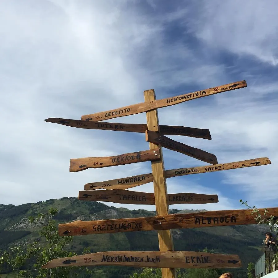 Abaraxka Hostel: Green Urola Trail to Beach and Mountain Nature Azcoitia Hostel