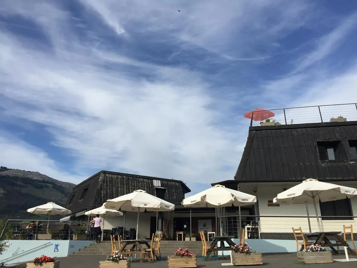 Abaraxka Hostel: Green Urola Trail to Beach and Mountain Nature Azcoitia