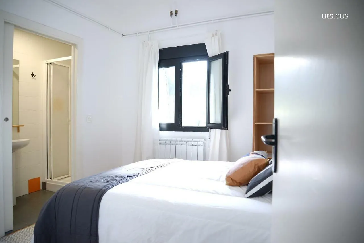 Abaraxka Hostel: Green Urola Trail to Beach and Mountain Nature Azcoitia Hostel