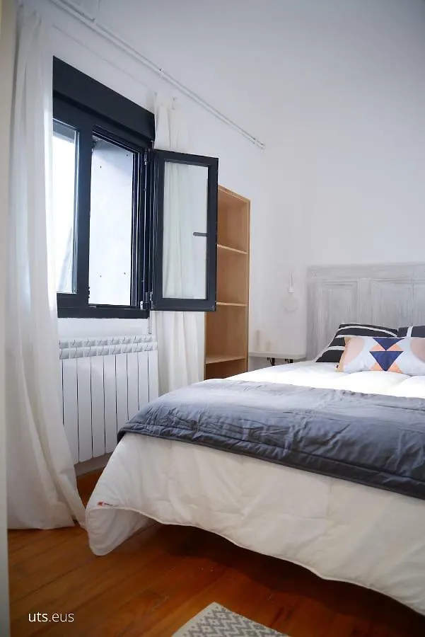 Abaraxka Hostel: Green Urola Trail to Beach and Mountain Nature Azcoitia Spain